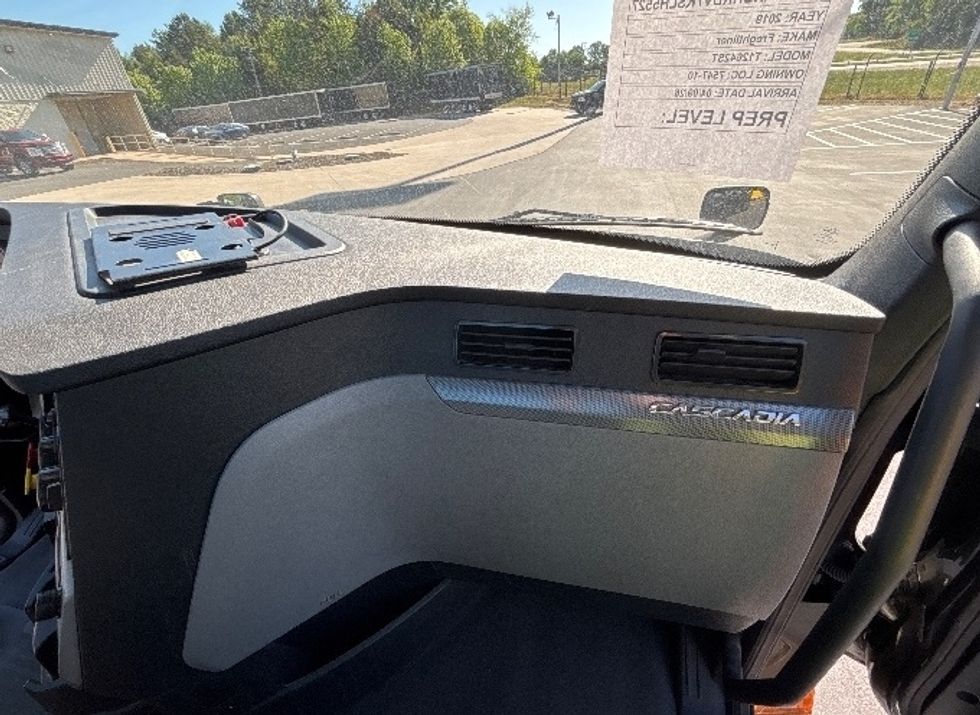Day Cab Tractor-Heavy Duty Tractors-Freightliner-2019-T12642ST-Concord-NC-297,920\n\t\tmiles-$ 40,250 - Image 13
