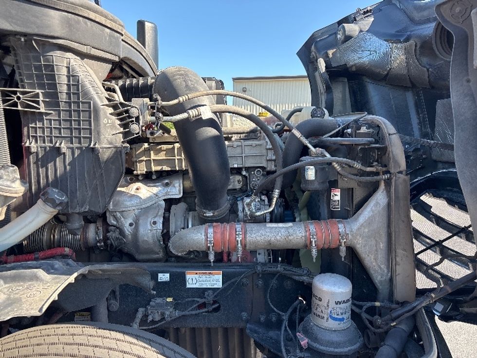 Day Cab Tractor-Heavy Duty Tractors-Freightliner-2019-T12642ST-Concord-NC-297,920\n\t\tmiles-$ 40,250 - Image 15