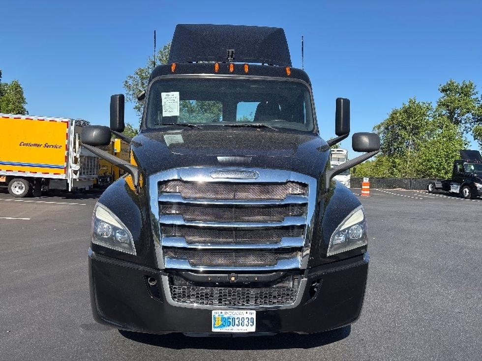 Day Cab Tractor-Heavy Duty Tractors-Freightliner-2019-T12642ST-Concord-NC-297,920\n\t\tmiles-$ 40,250 - Image 2