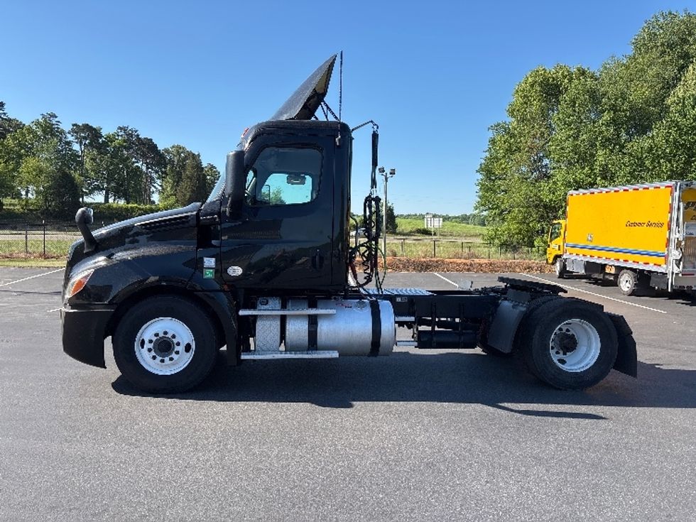 Day Cab Tractor-Heavy Duty Tractors-Freightliner-2019-T12642ST-Concord-NC-297,920\n\t\tmiles-$ 40,250 - Image 4