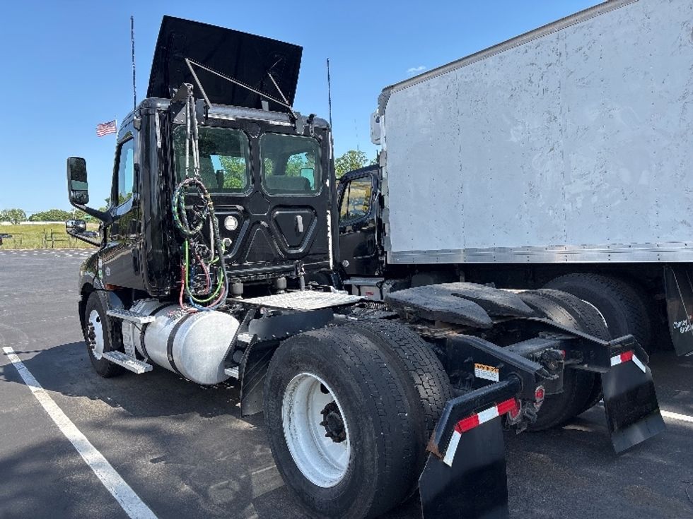 Day Cab Tractor-Heavy Duty Tractors-Freightliner-2019-T12642ST-Concord-NC-297,920\n\t\tmiles-$ 40,250 - Image 5