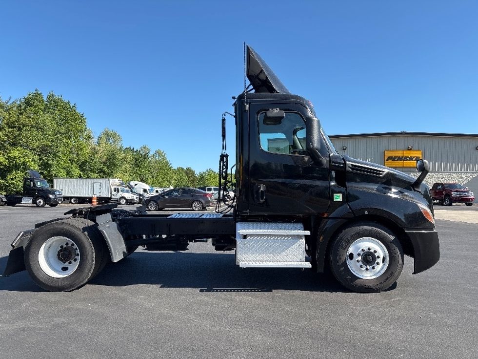 Day Cab Tractor-Heavy Duty Tractors-Freightliner-2019-T12642ST-Concord-NC-297,920\n\t\tmiles-$ 40,250 - Image 8