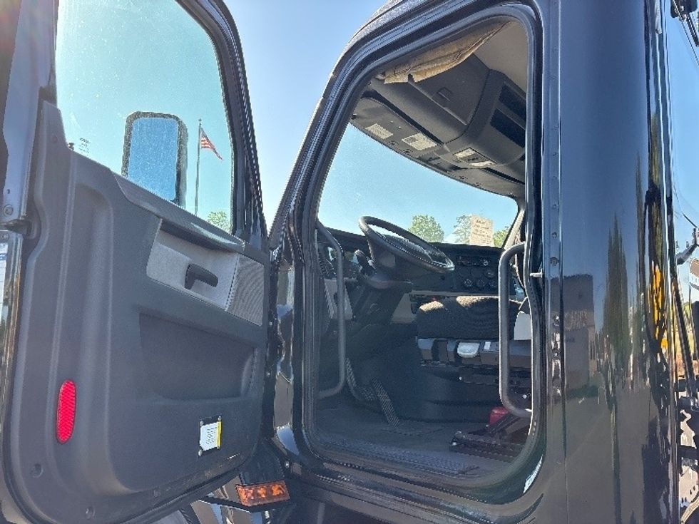 Day Cab Tractor-Heavy Duty Tractors-Freightliner-2019-T12642ST-Concord-NC-297,920\n\t\tmiles-$ 40,250 - Image 9