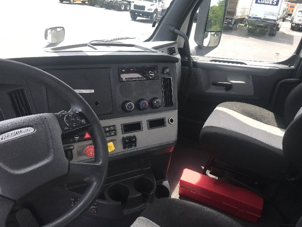 Day Cab Tractor-Heavy Duty Tractors-Freightliner-2019-T12642ST-Concord-NC-478,771\n\t\tmiles-$ 28,250 - Image 10