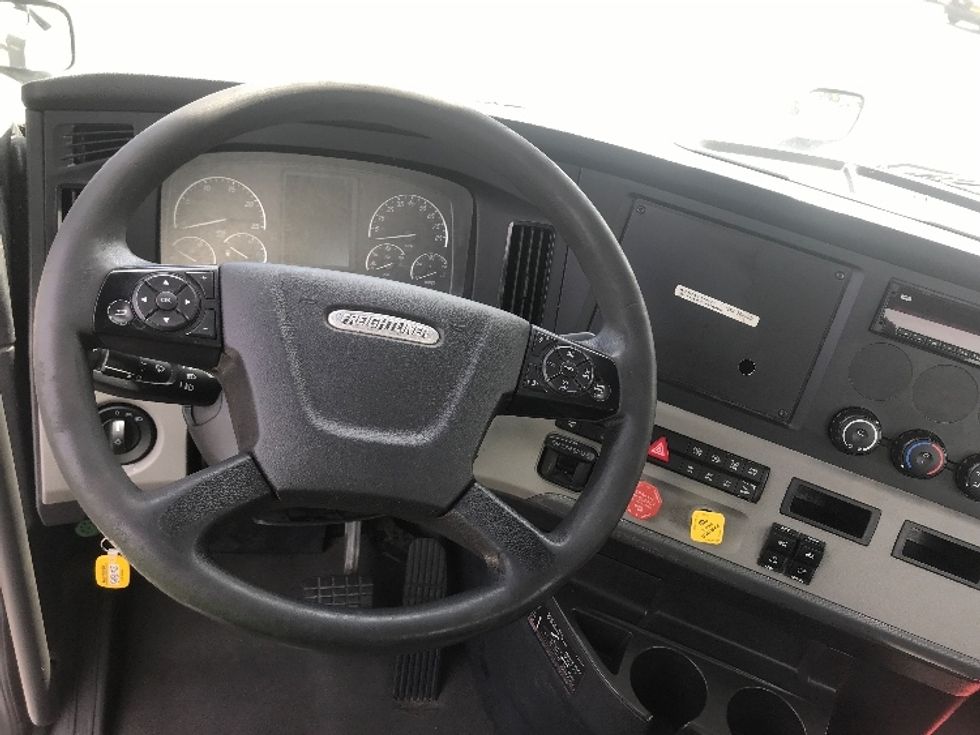 Day Cab Tractor-Heavy Duty Tractors-Freightliner-2019-T12642ST-Concord-NC-478,771\n\t\tmiles-$ 28,250 - Image 11