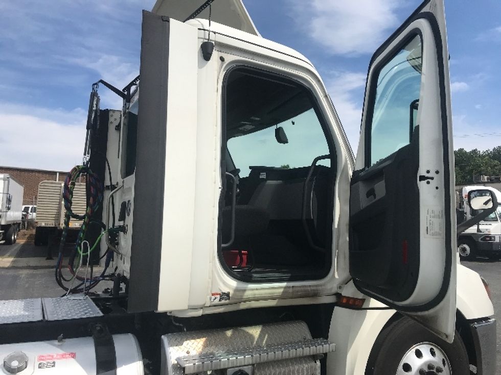 Day Cab Tractor-Heavy Duty Tractors-Freightliner-2019-T12642ST-Concord-NC-478,771\n\t\tmiles-$ 28,250 - Image 12