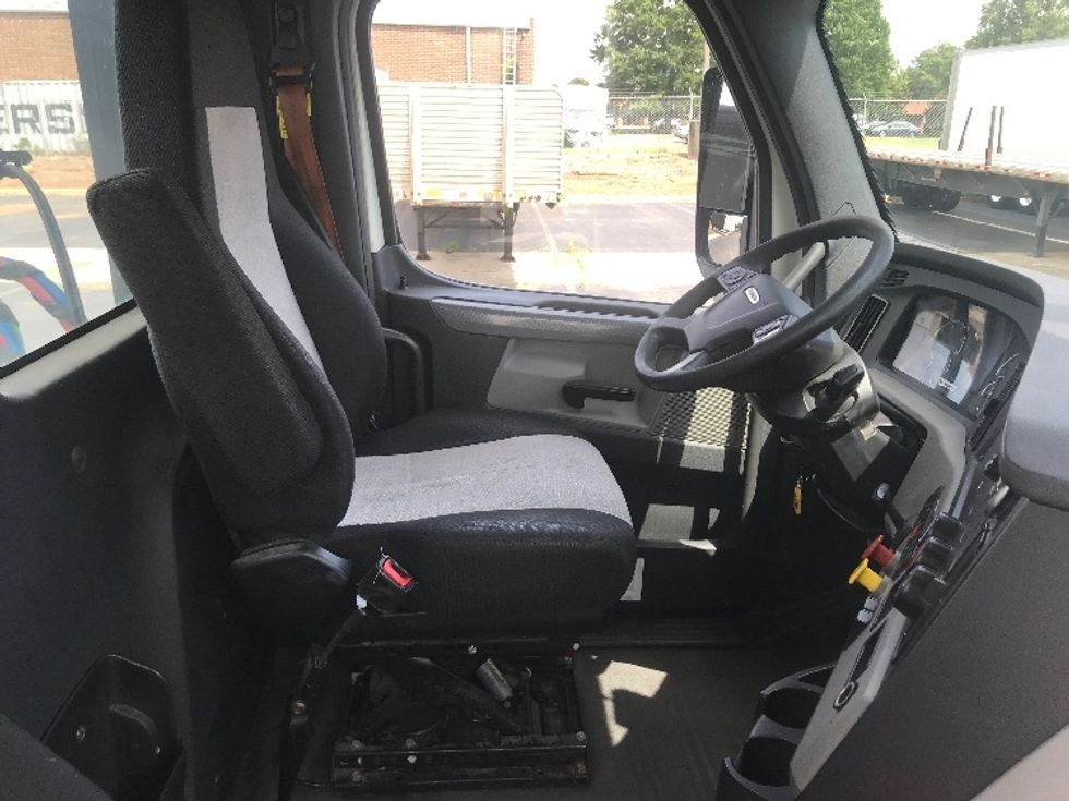 Day Cab Tractor-Heavy Duty Tractors-Freightliner-2019-T12642ST-Concord-NC-478,771\n\t\tmiles-$ 28,250 - Image 14