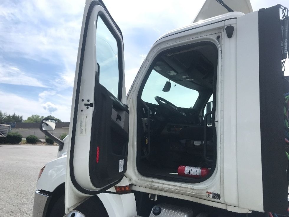 Day Cab Tractor-Heavy Duty Tractors-Freightliner-2019-T12642ST-Concord-NC-478,771\n\t\tmiles-$ 28,250 - Image 9