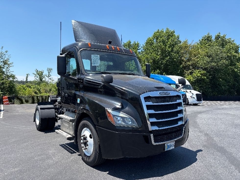 Day Cab Tractor-Heavy Duty Tractors-Freightliner-2019-T12642ST-Conover-NC-313,551\n\t\tmiles-$ 39,500 - Image 1