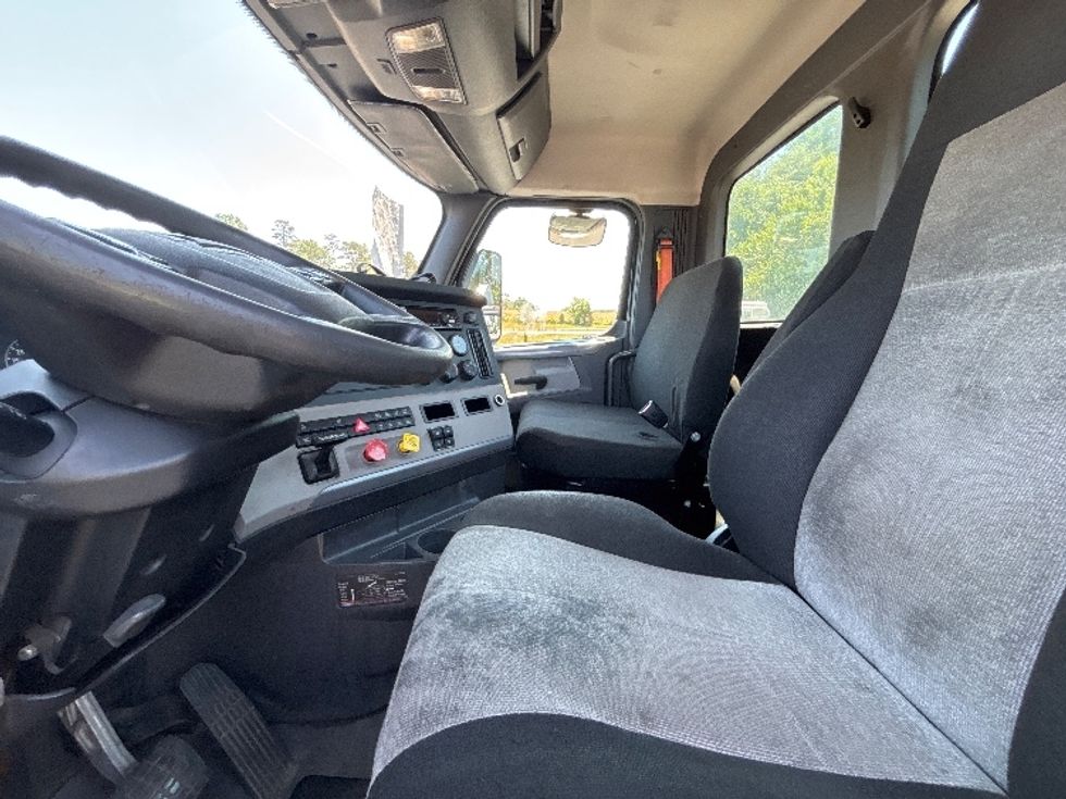 Day Cab Tractor-Heavy Duty Tractors-Freightliner-2019-T12642ST-Conover-NC-313,551\n\t\tmiles-$ 39,500 - Image 10