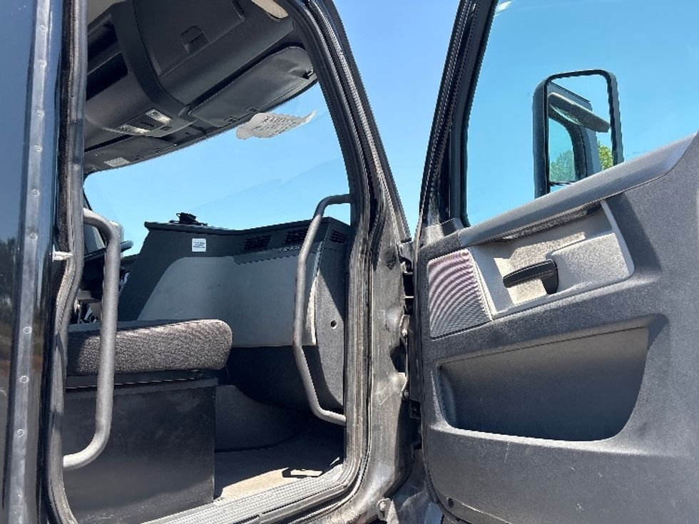 Day Cab Tractor-Heavy Duty Tractors-Freightliner-2019-T12642ST-Conover-NC-313,551\n\t\tmiles-$ 39,500 - Image 12
