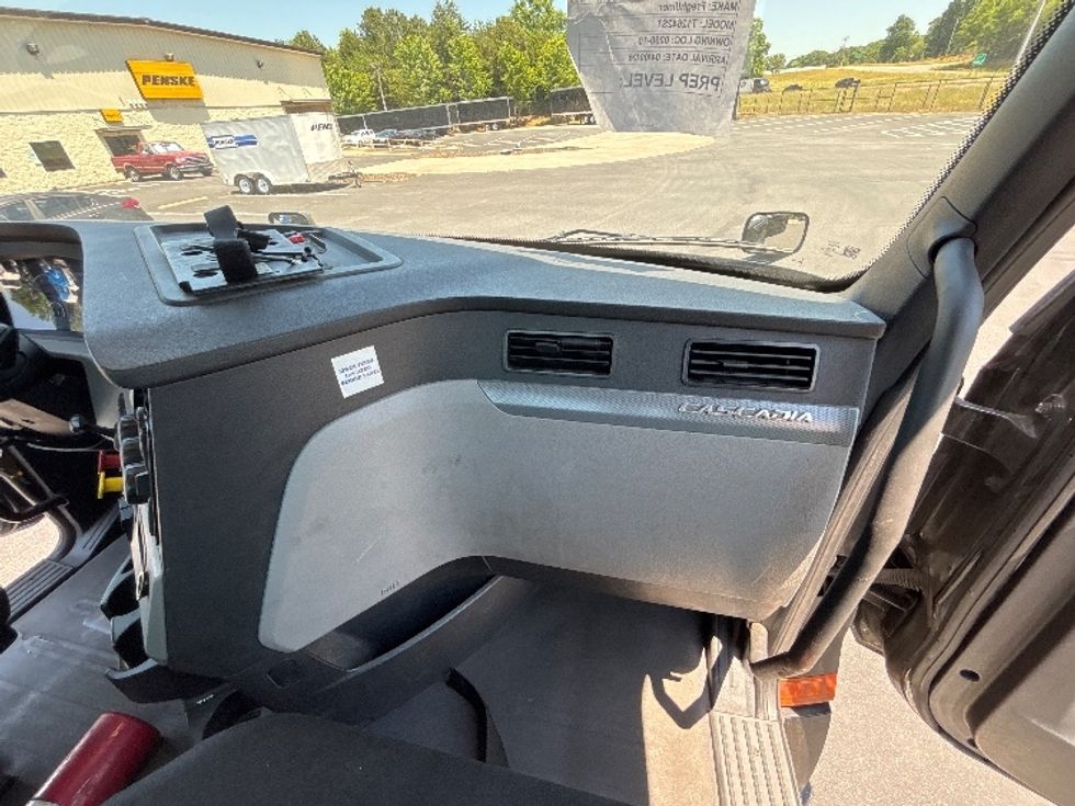 Day Cab Tractor-Heavy Duty Tractors-Freightliner-2019-T12642ST-Conover-NC-313,551\n\t\tmiles-$ 39,500 - Image 13