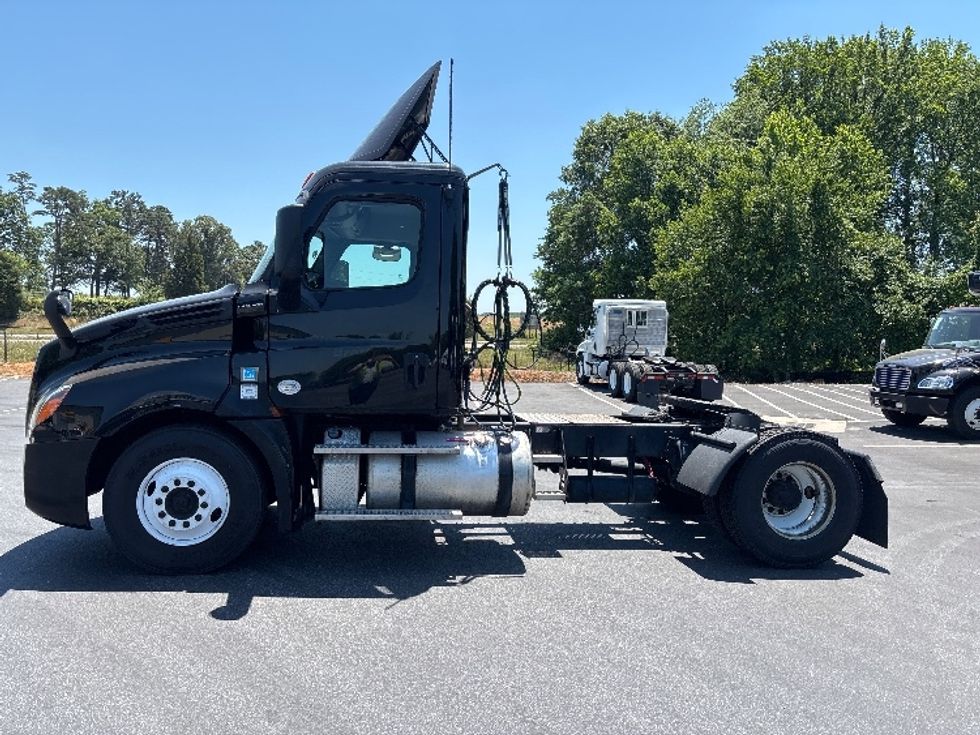 Day Cab Tractor-Heavy Duty Tractors-Freightliner-2019-T12642ST-Conover-NC-313,551\n\t\tmiles-$ 39,500 - Image 4