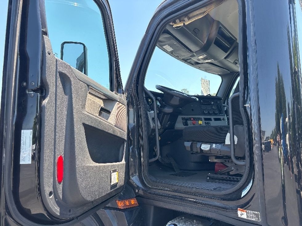 Day Cab Tractor-Heavy Duty Tractors-Freightliner-2019-T12642ST-Conover-NC-313,551\n\t\tmiles-$ 39,500 - Image 9