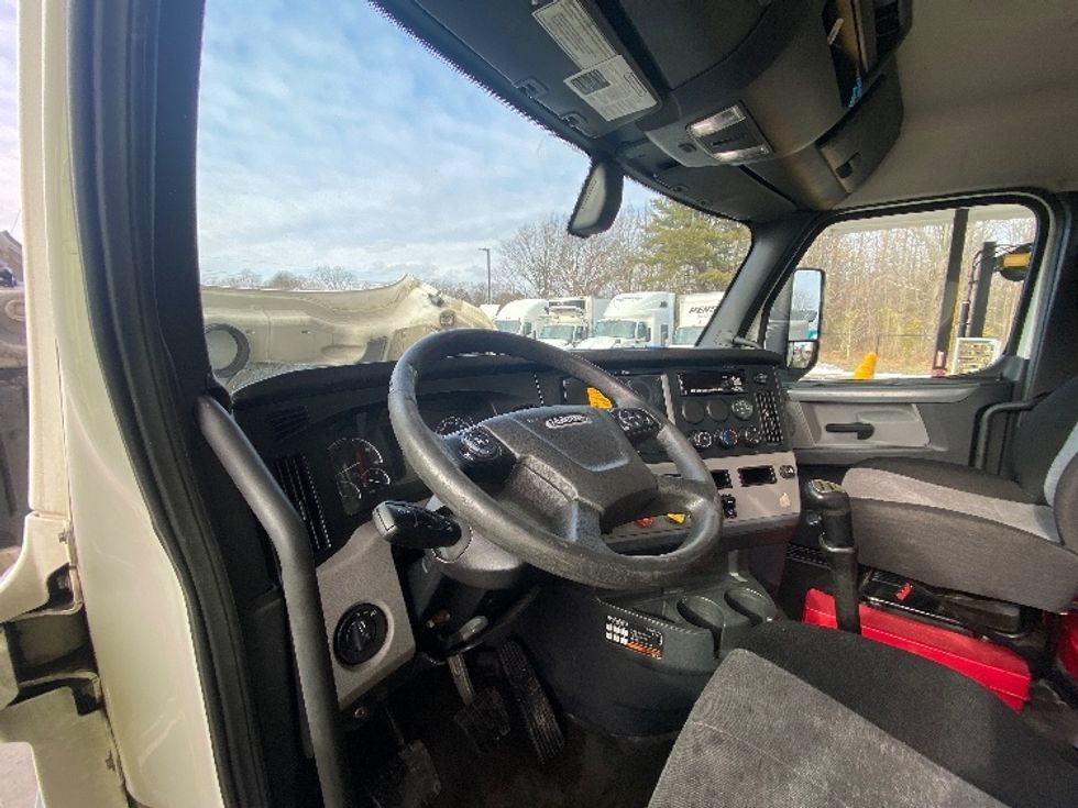 Day Cab Tractor-Heavy Duty Tractors-Freightliner-2019-T12642ST-Cranbury-NJ-335,761\n\t\tmiles-$ 31,500 - Image 10