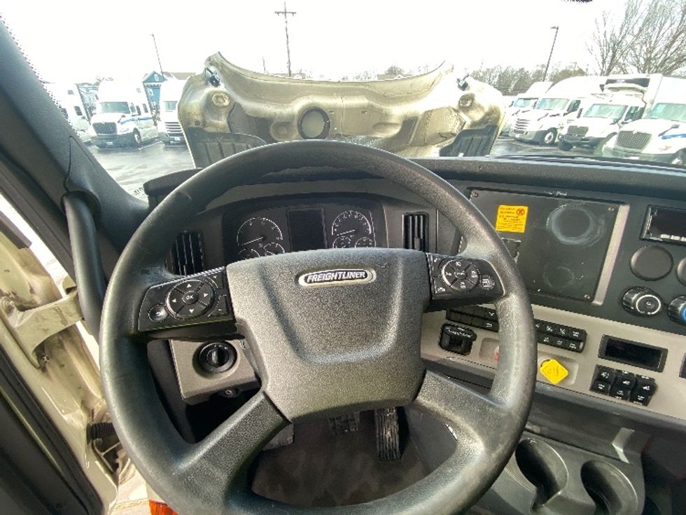 Day Cab Tractor-Heavy Duty Tractors-Freightliner-2019-T12642ST-Cranbury-NJ-335,761\n\t\tmiles-$ 31,500 - Image 11
