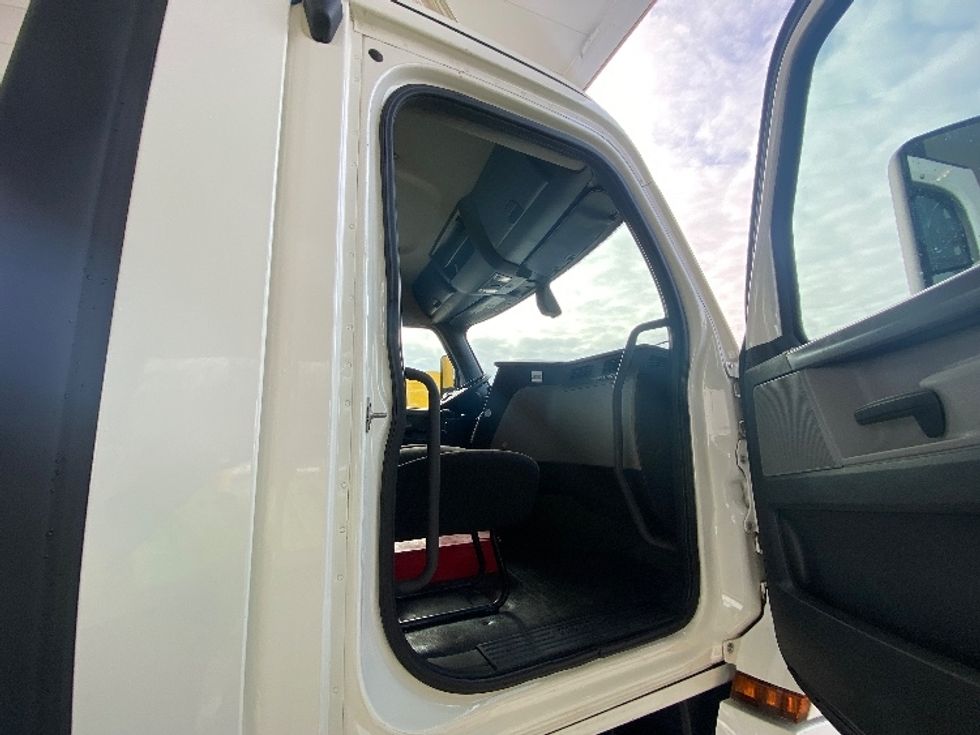 Day Cab Tractor-Heavy Duty Tractors-Freightliner-2019-T12642ST-Cranbury-NJ-335,761\n\t\tmiles-$ 31,500 - Image 12