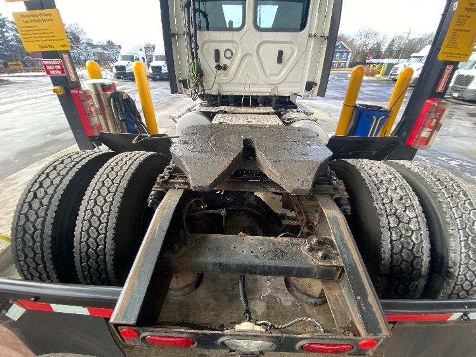 Day Cab Tractor-Heavy Duty Tractors-Freightliner-2019-T12642ST-Cranbury-NJ-335,761\n\t\tmiles-$ 31,500 - Image 6