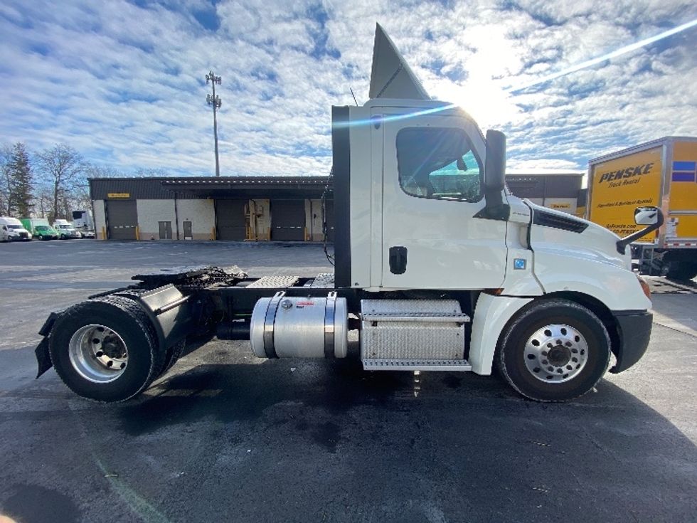 Day Cab Tractor-Heavy Duty Tractors-Freightliner-2019-T12642ST-Cranbury-NJ-335,761\n\t\tmiles-$ 31,500 - Image 8