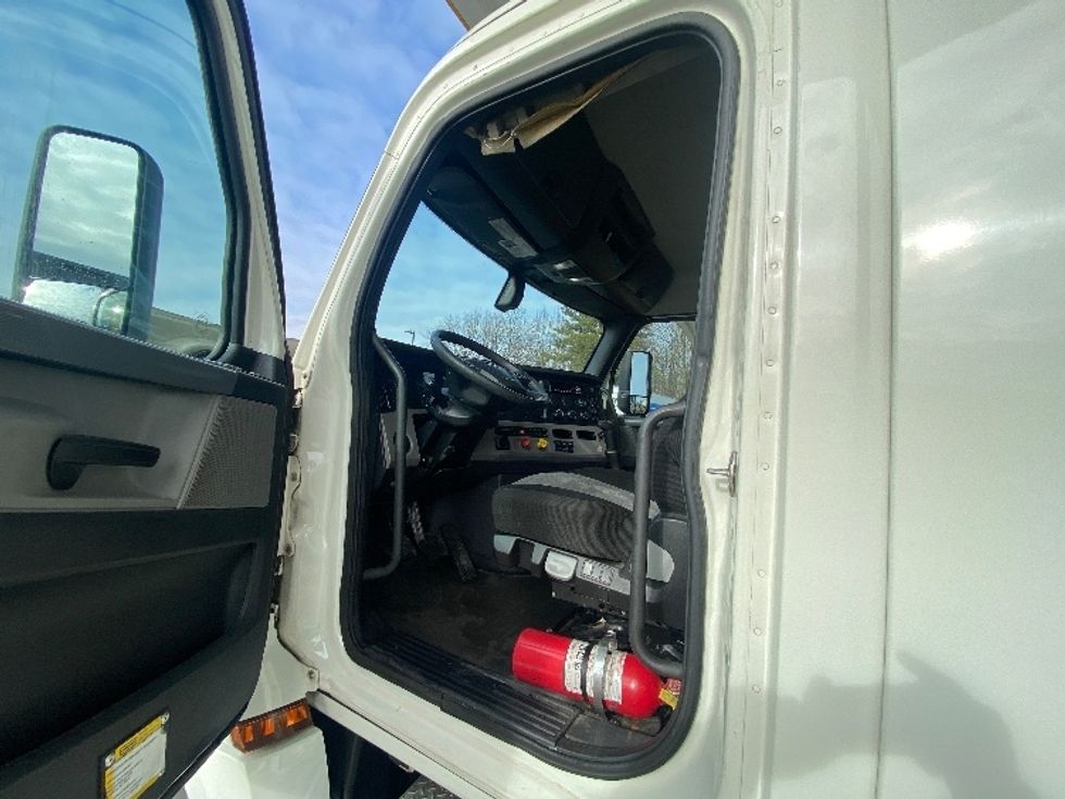 Day Cab Tractor-Heavy Duty Tractors-Freightliner-2019-T12642ST-Cranbury-NJ-335,761\n\t\tmiles-$ 31,500 - Image 9