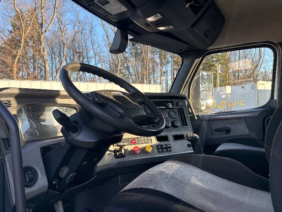 Day Cab Tractor-Heavy Duty Tractors-Freightliner-2019-T12642ST-Cranbury-NJ-366,664\n\t\tmiles-$ 30,250 - Image 10