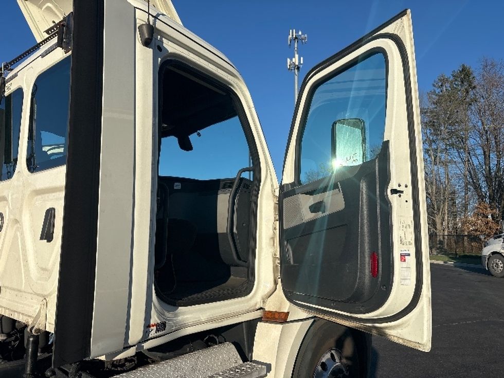 Day Cab Tractor-Heavy Duty Tractors-Freightliner-2019-T12642ST-Cranbury-NJ-366,664\n\t\tmiles-$ 30,250 - Image 11