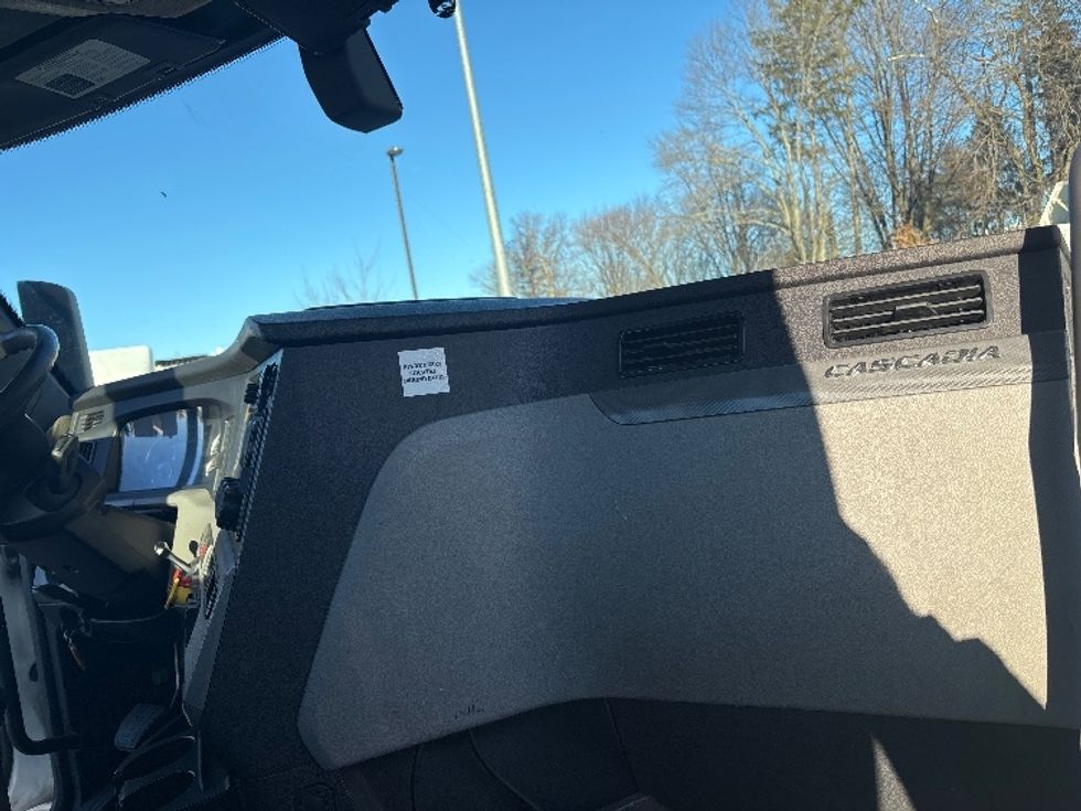 Day Cab Tractor-Heavy Duty Tractors-Freightliner-2019-T12642ST-Cranbury-NJ-366,664\n\t\tmiles-$ 30,250 - Image 12