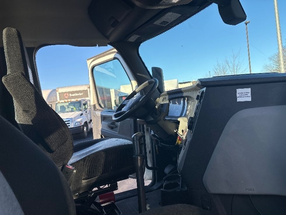 Day Cab Tractor-Heavy Duty Tractors-Freightliner-2019-T12642ST-Cranbury-NJ-366,664\n\t\tmiles-$ 30,250 - Image 13