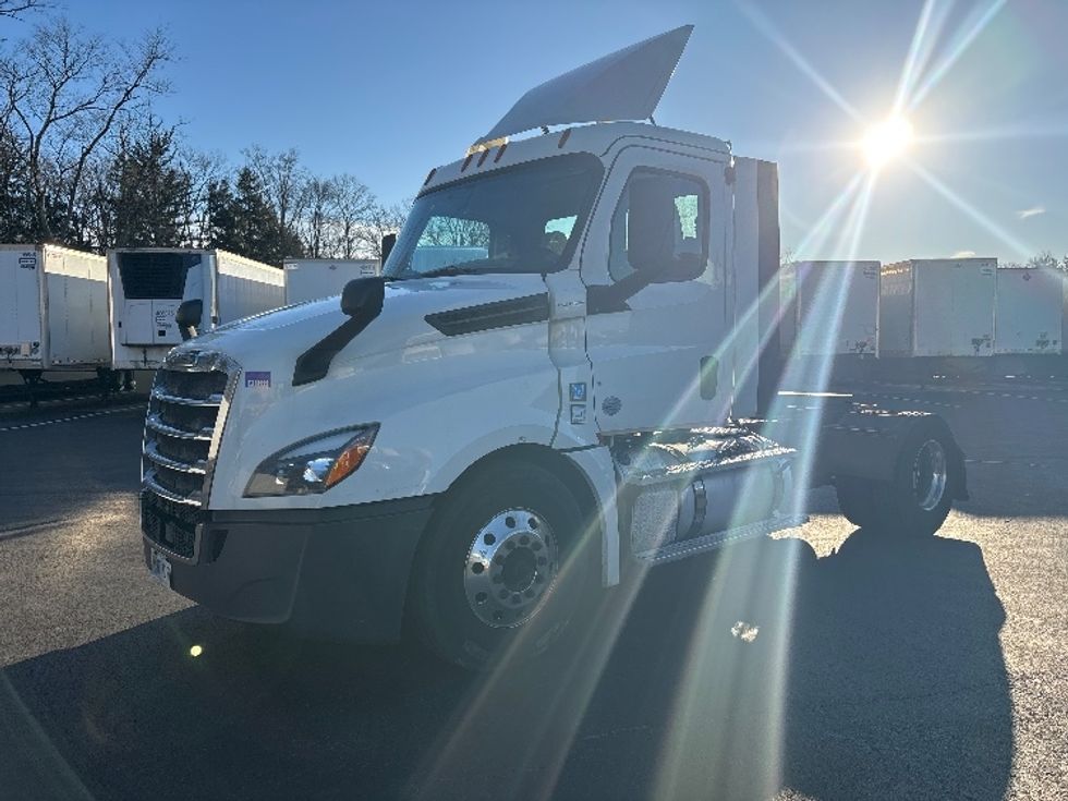 Day Cab Tractor-Heavy Duty Tractors-Freightliner-2019-T12642ST-Cranbury-NJ-366,664\n\t\tmiles-$ 30,250 - Image 3