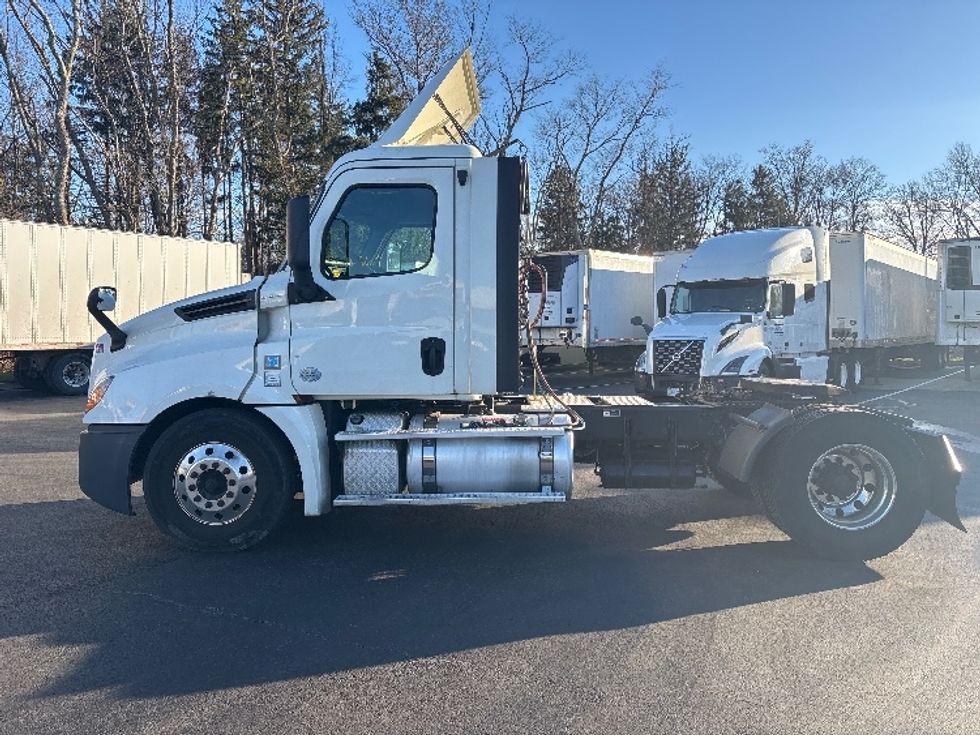 Day Cab Tractor-Heavy Duty Tractors-Freightliner-2019-T12642ST-Cranbury-NJ-366,664\n\t\tmiles-$ 30,250 - Image 4