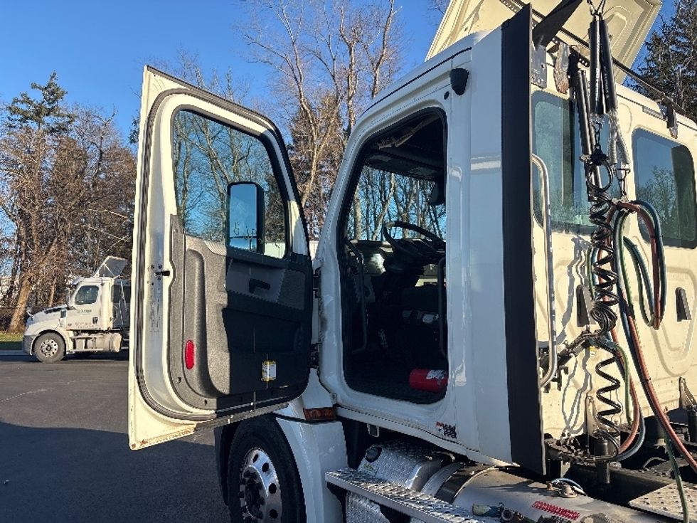 Day Cab Tractor-Heavy Duty Tractors-Freightliner-2019-T12642ST-Cranbury-NJ-366,664\n\t\tmiles-$ 30,250 - Image 9