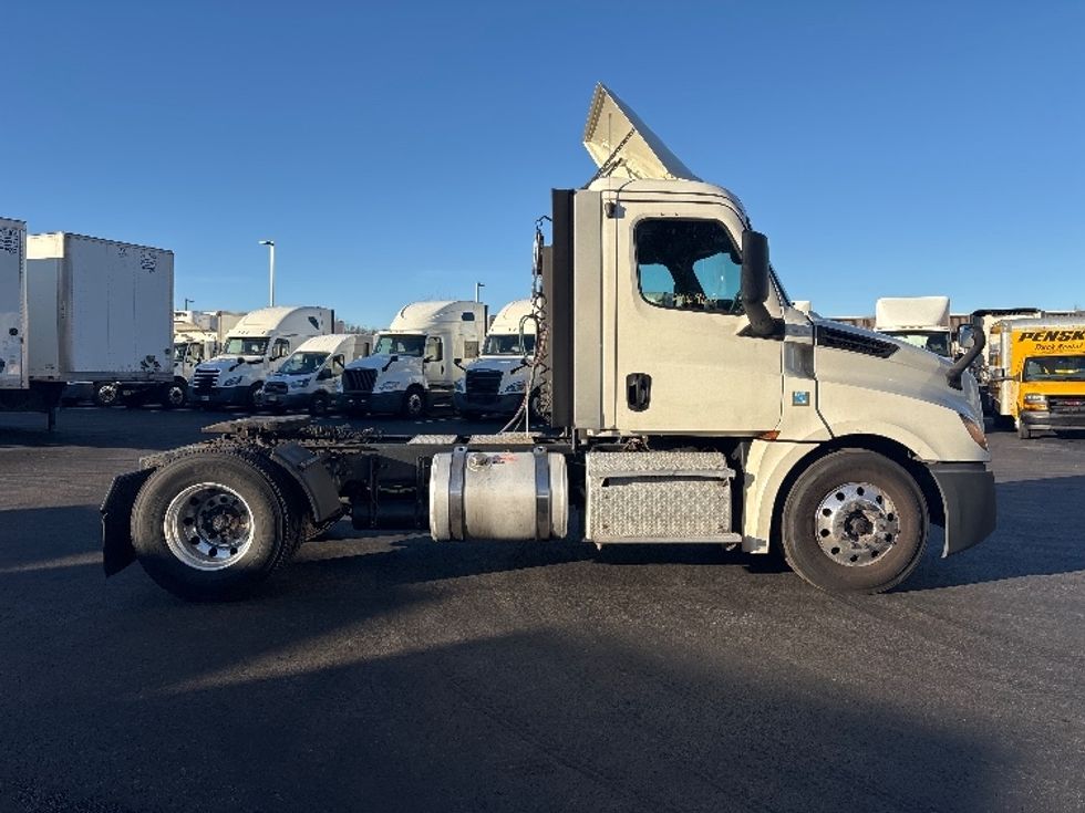 Day Cab Tractor-Heavy Duty Tractors-Freightliner-2019-T12642ST-Cranbury-NJ-366,666\n\t\tmiles-$ 28,750 - Image 8