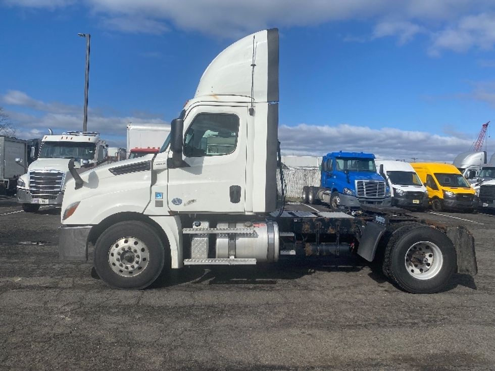 Day Cab Tractor-Heavy Duty Tractors-Freightliner-2019-T12642ST-Dayton-NJ-559,588\n\t\tmiles-$ 27,750 - Image 4