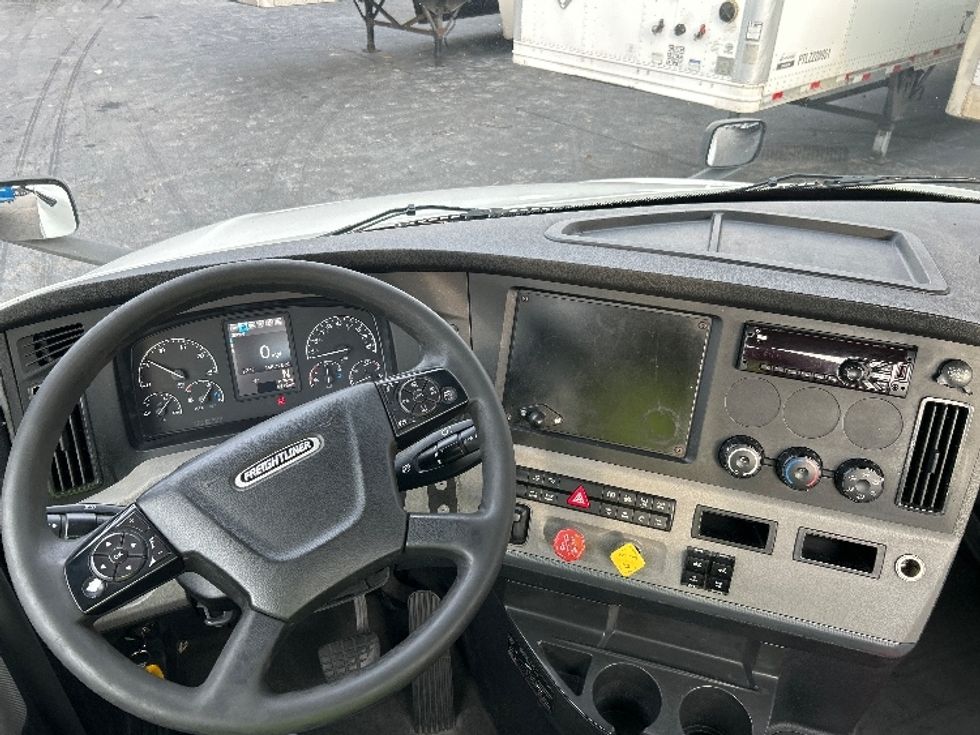 Day Cab Tractor-Heavy Duty Tractors-Freightliner-2019-T12642ST-Duluth-GA-448,788\n\t\tmiles-$ 35,250 - Image 11