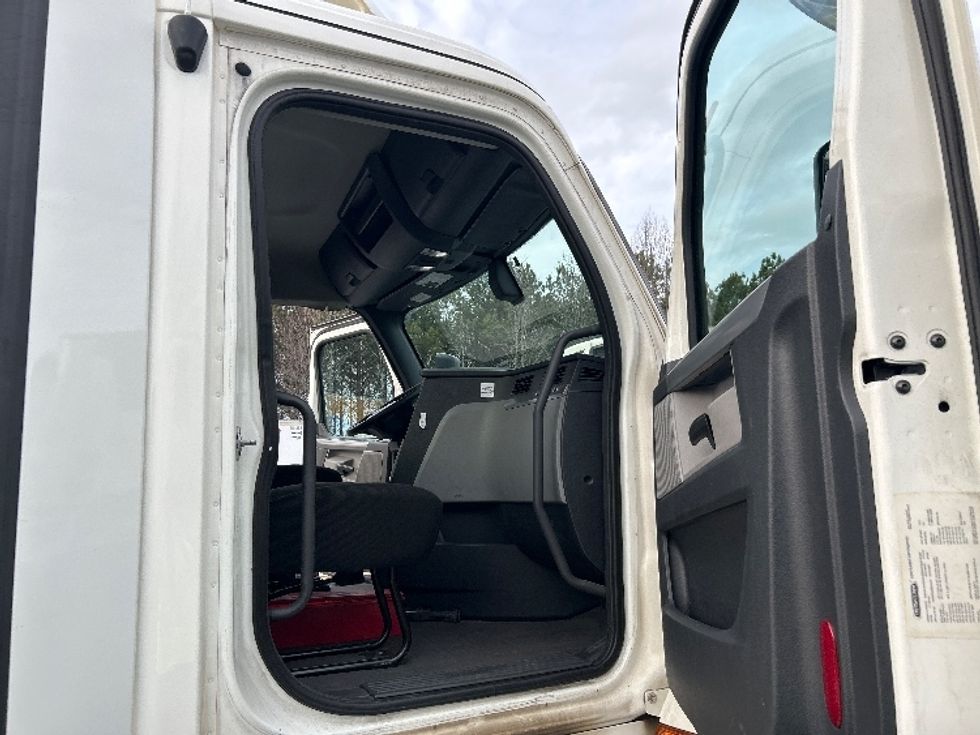 Day Cab Tractor-Heavy Duty Tractors-Freightliner-2019-T12642ST-Duluth-GA-448,788\n\t\tmiles-$ 35,250 - Image 12