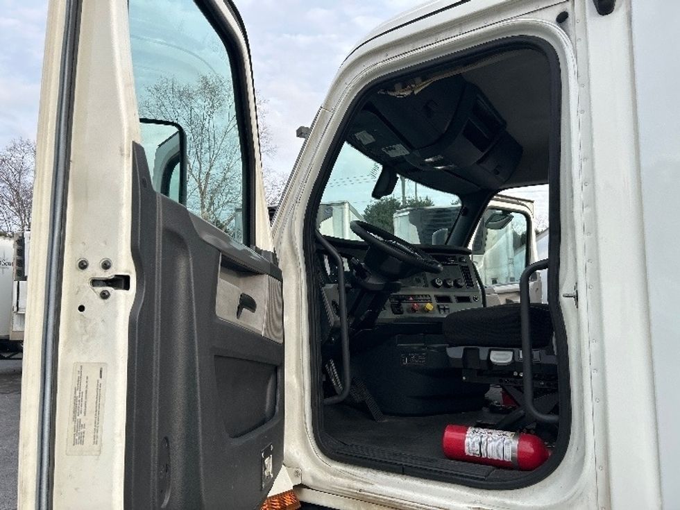 Day Cab Tractor-Heavy Duty Tractors-Freightliner-2019-T12642ST-Duluth-GA-448,788\n\t\tmiles-$ 35,250 - Image 9