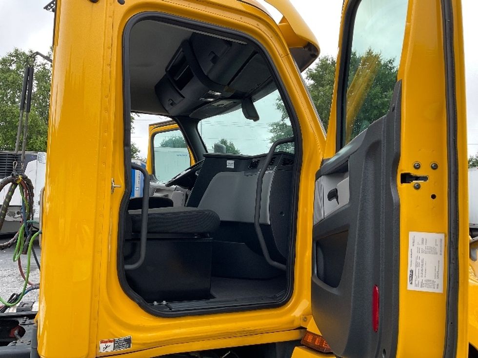 Day Cab Tractor-Heavy Duty Tractors-Freightliner-2019-T12642ST-Duluth-GA-579,651\n\t\tmiles-$ 24,750 - Image 12