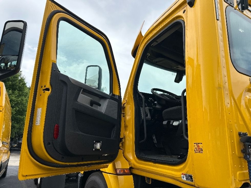 Day Cab Tractor-Heavy Duty Tractors-Freightliner-2019-T12642ST-Duluth-GA-579,651\n\t\tmiles-$ 24,750 - Image 9