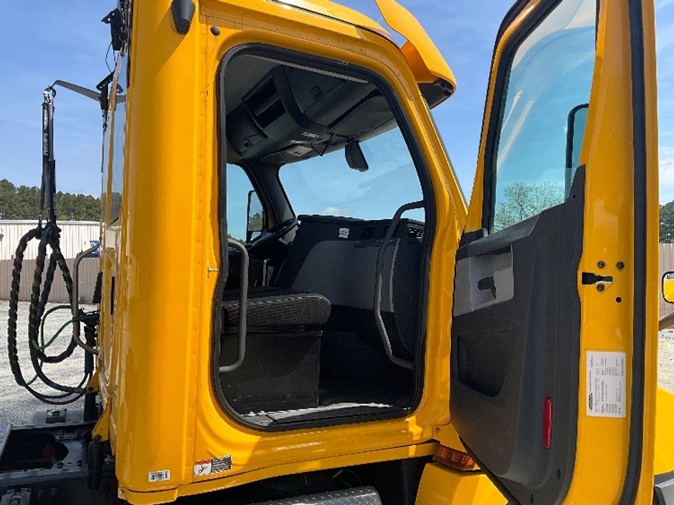 Day Cab Tractor-Heavy Duty Tractors-Freightliner-2019-T12642ST-Eden-MD-451,538\n\t\tmiles-$ 29,750 - Image 12