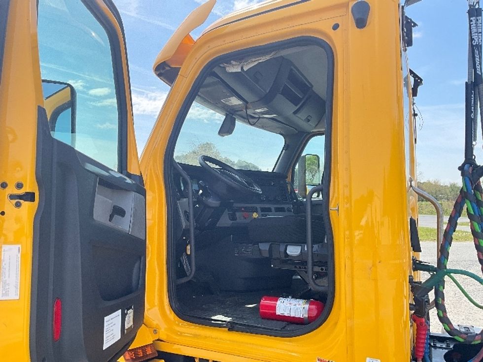 Day Cab Tractor-Heavy Duty Tractors-Freightliner-2019-T12642ST-Eden-MD-451,538\n\t\tmiles-$ 29,750 - Image 9