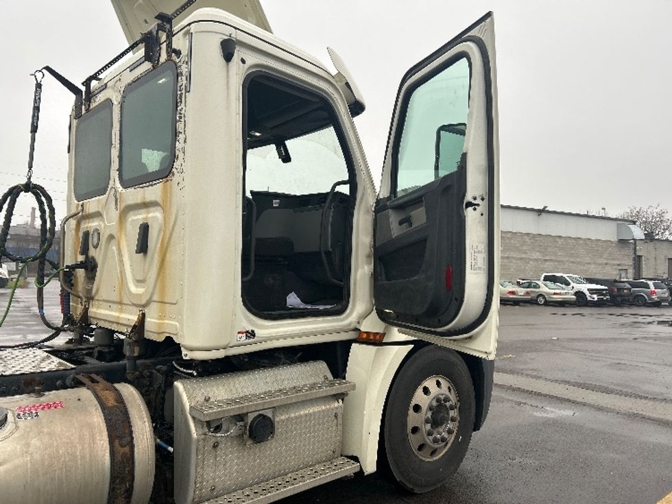 Day Cab Tractor-Heavy Duty Tractors-Freightliner-2019-T12642ST-Elmira-NY-376,432\n\t\tmiles-$ 33,750 - Image 12