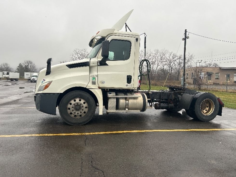 Day Cab Tractor-Heavy Duty Tractors-Freightliner-2019-T12642ST-Elmira-NY-376,432\n\t\tmiles-$ 33,750 - Image 4
