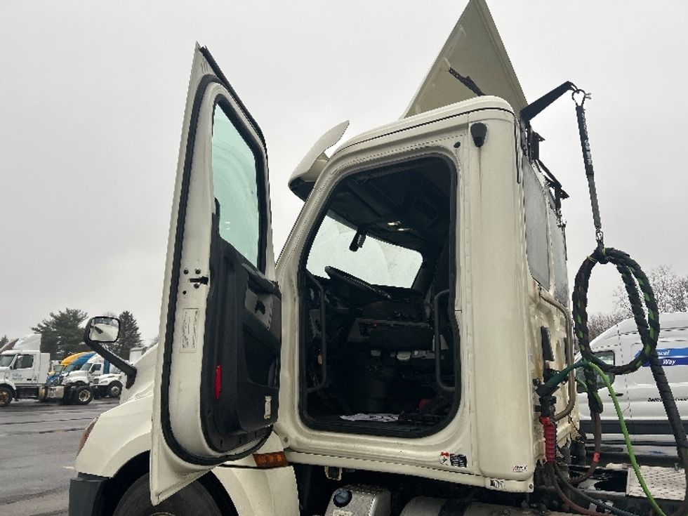 Day Cab Tractor-Heavy Duty Tractors-Freightliner-2019-T12642ST-Elmira-NY-376,432\n\t\tmiles-$ 33,750 - Image 9