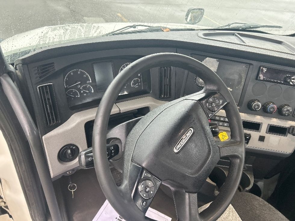Day Cab Tractor-Heavy Duty Tractors-Freightliner-2019-T12642ST-Elmira-NY-410,758\n\t\tmiles-$ 32,250 - Image 11