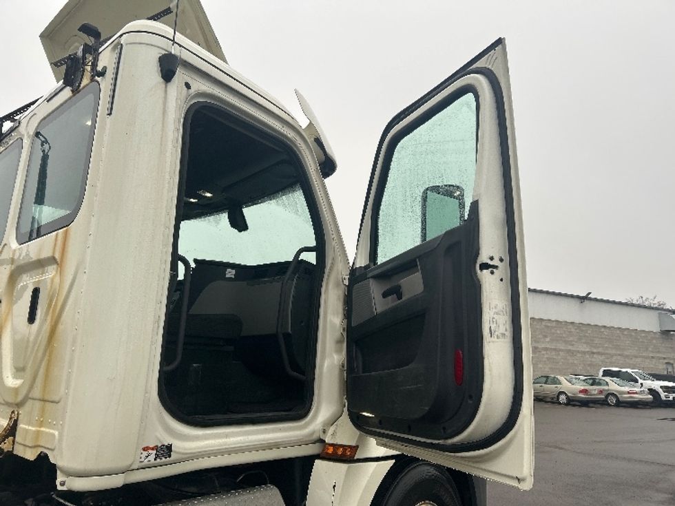 Day Cab Tractor-Heavy Duty Tractors-Freightliner-2019-T12642ST-Elmira-NY-410,758\n\t\tmiles-$ 32,250 - Image 12