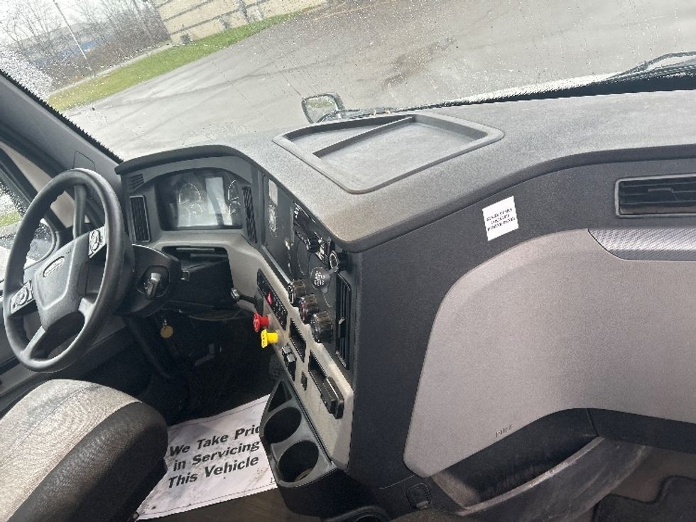 Day Cab Tractor-Heavy Duty Tractors-Freightliner-2019-T12642ST-Elmira-NY-410,758\n\t\tmiles-$ 32,250 - Image 14