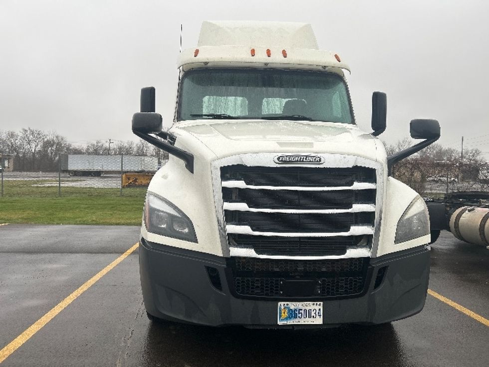Day Cab Tractor-Heavy Duty Tractors-Freightliner-2019-T12642ST-Elmira-NY-410,758\n\t\tmiles-$ 32,250 - Image 2