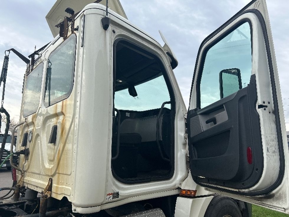 Day Cab Tractor-Heavy Duty Tractors-Freightliner-2019-T12642ST-Elmira-NY-430,973\n\t\tmiles-$ 31,250 - Image 12