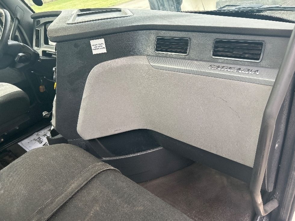 Day Cab Tractor-Heavy Duty Tractors-Freightliner-2019-T12642ST-Elmira-NY-430,973\n\t\tmiles-$ 31,250 - Image 13