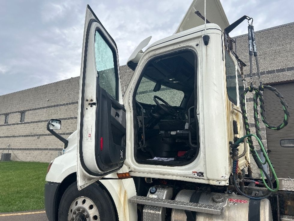 Day Cab Tractor-Heavy Duty Tractors-Freightliner-2019-T12642ST-Elmira-NY-430,973\n\t\tmiles-$ 31,250 - Image 9